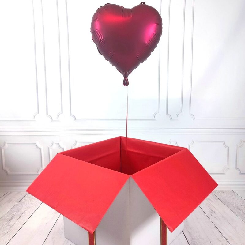 Box z balonem w kształcie serca - bordowy mat