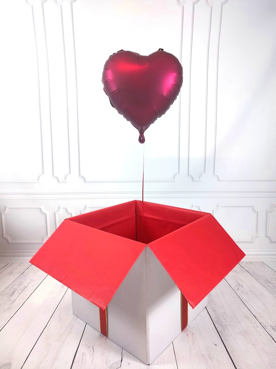 Box z balonem w kształcie serca - bordowy mat