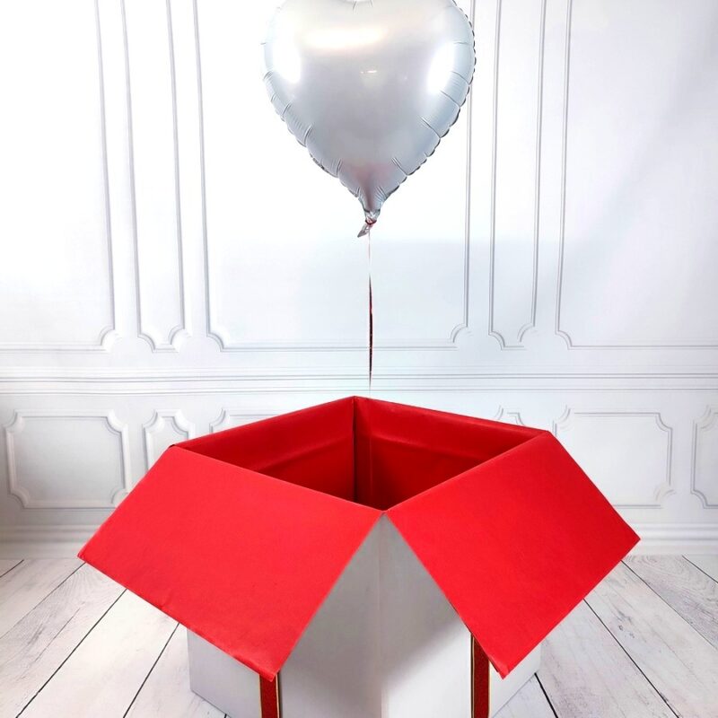 Box z balonem w kształcie serca w kolorze białym