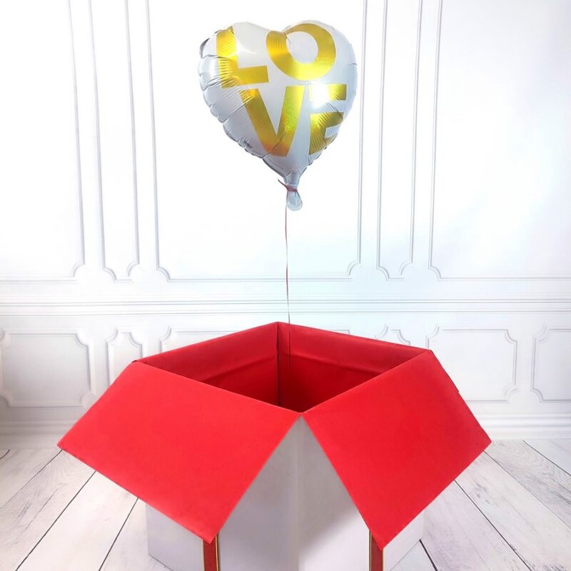 Box-z-balonem-w-ksztalcie-serca-w-kolorze-bialym-z-napisem-LOVE