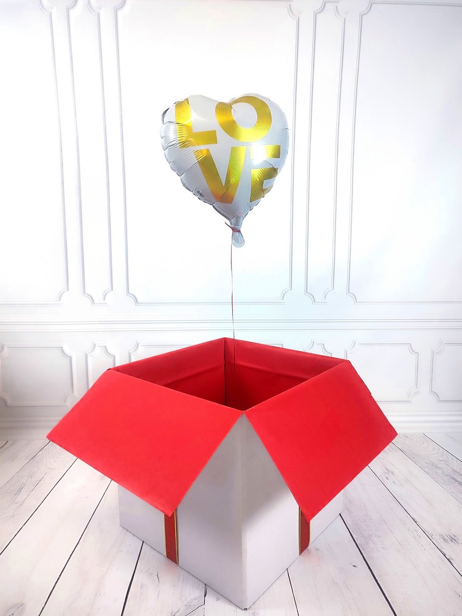 Box-z-balonem-w-ksztalcie-serca-w-kolorze-bialym-z-napisem-LOVE