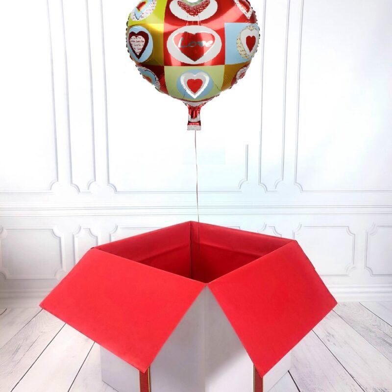 Box z balonem w kształcie serca z kwadratami