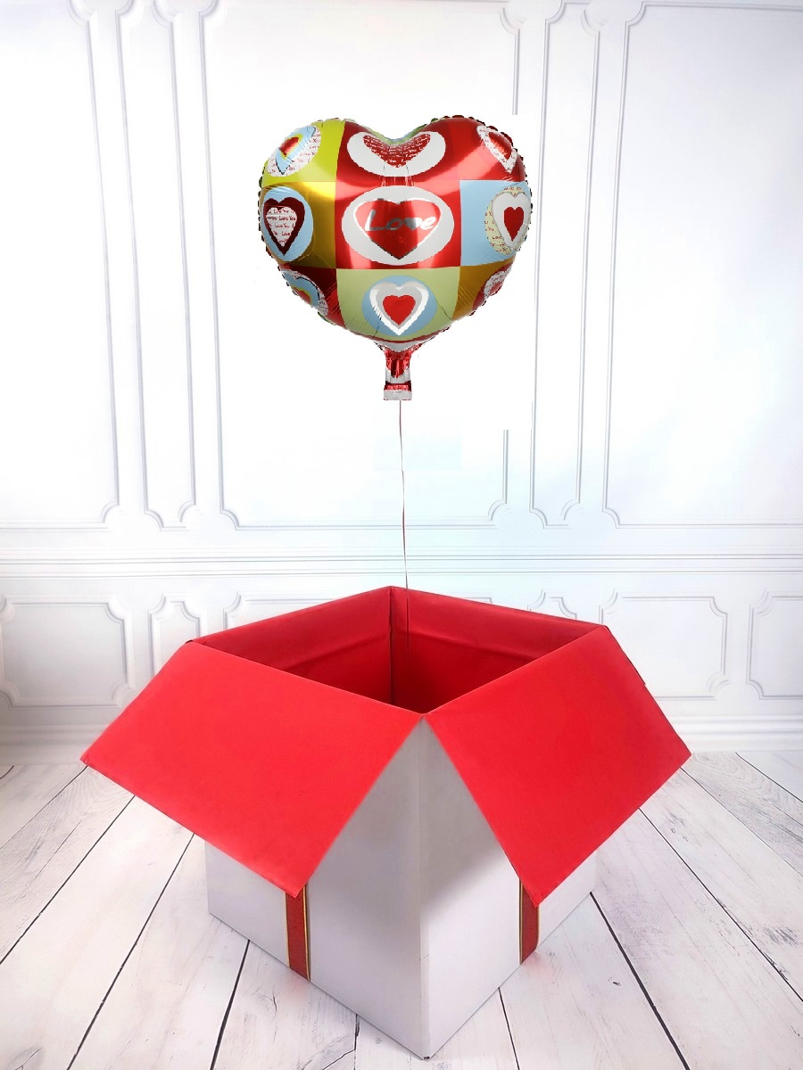 Box z balonem w kształcie serca z kwadratami