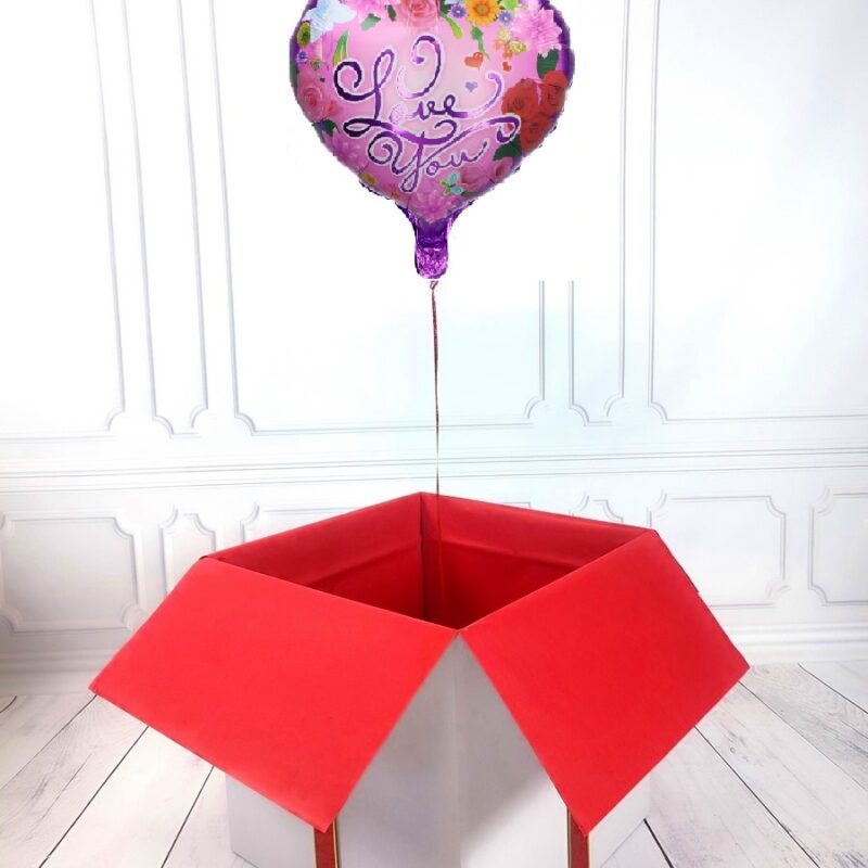 Box z balonem w kształcie serca z napisem I LOVE YOU z kwiatami