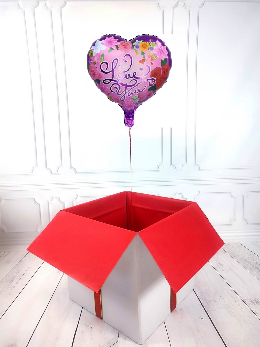 Box z balonem w kształcie serca z napisem I LOVE YOU z kwiatami