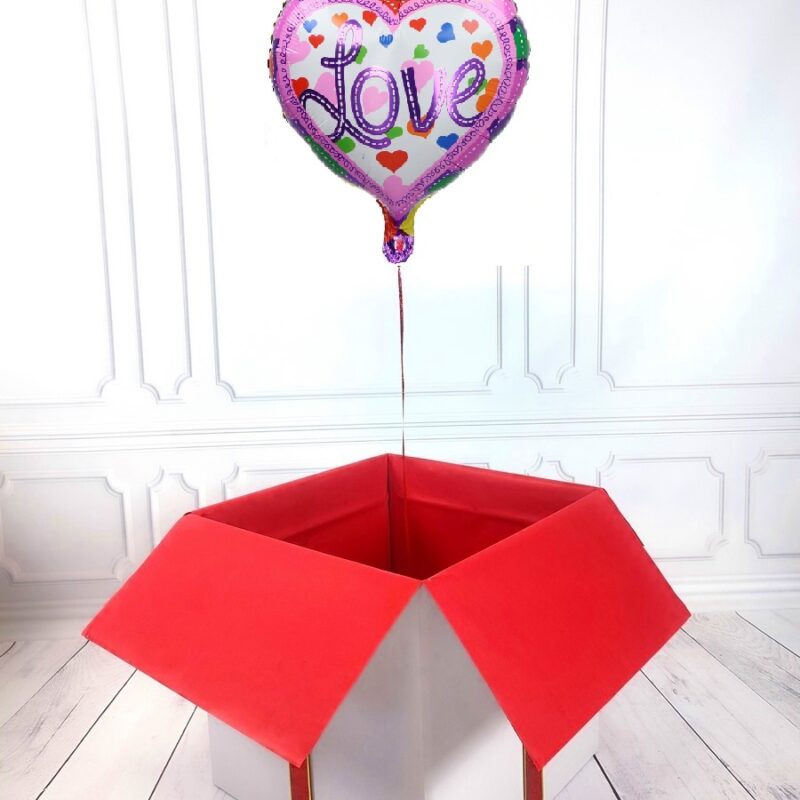 Box z balonem w kształcie serca z napisem LOVE