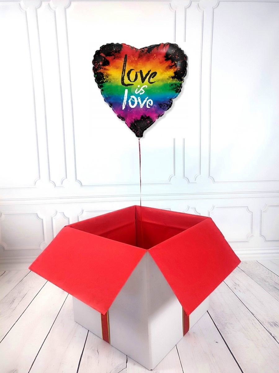 Box z balonem w kształcie serca z napisem LOVE IS LOVE