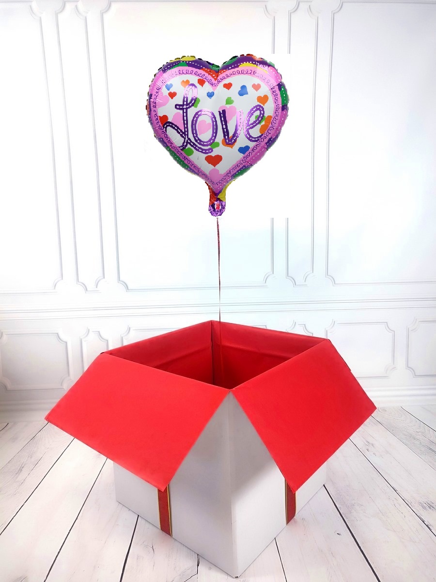 Box z balonem w kształcie serca z napisem LOVE