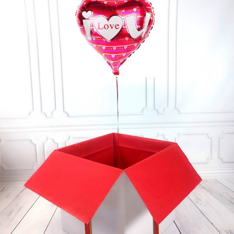 Box z balonem w kształcie serca z paskami z napisem I LOVE YOU