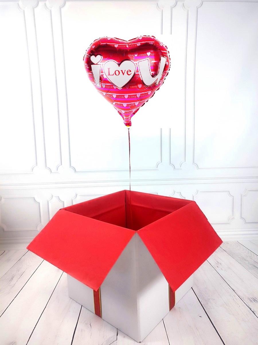 Box z balonem w kształcie serca z paskami z napisem I LOVE YOU